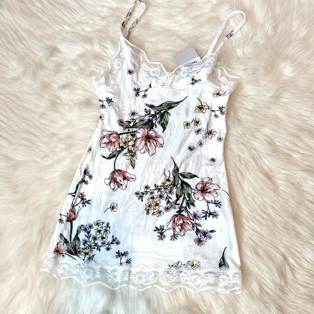 🆕 NWT! Tezenis V-Neck Camisole with Lace Insert - Small